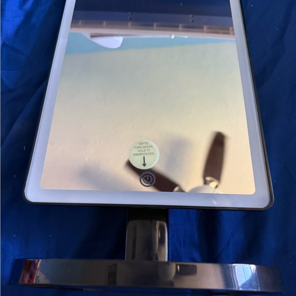 LED Makeup Mirror with Magnification - Picture 8 of 8